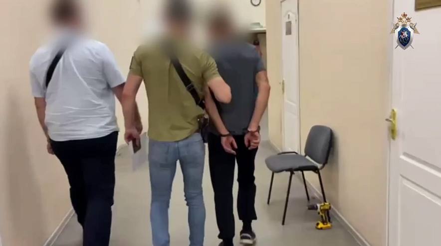 Конфликт из-за места для рыбалки закончился трагедией в Цимлянском районе  В Цимлянском районе задержан подозреваемый в убийстве 36-летнего мужчины, тело которого с признаками насильственной смерти было найдено в автомобиле на обочине грунтовой дороги.   Следствие и полиция Ростовской области совместно установили и задержали 46-летнего жителя Октябрьского района, который, по предварительным данным, в ходе конфликта из-за места для рыбалки выстрелил в потерпевшего из пневматической винтовки, нанеся ему проникающие ранения головы и туловища. После этого подозреваемый скрылся.   Сейчас проводятся следственные действия, решается вопрос об избрании меры пресечения в виде ареста.