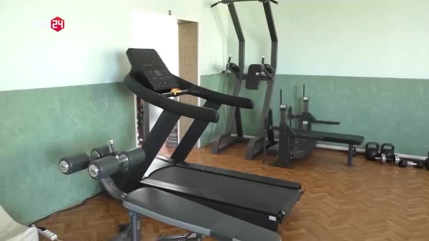 Жители Красного Чикоя установили забор вокруг детской площадки благодаря собственным усилиям
