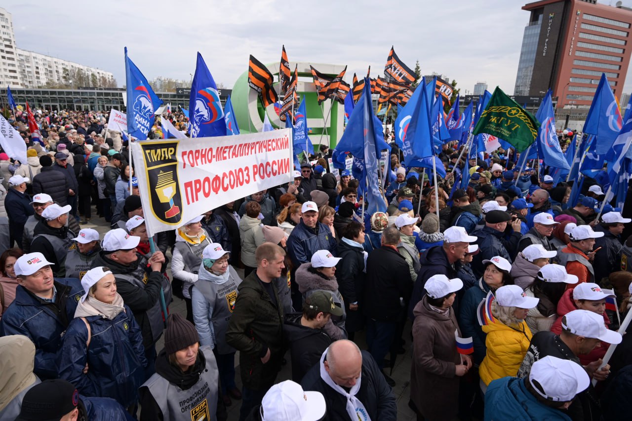 Тысячи человек отметили 1 мая на «Екатеринбург Арене»  На стадионе собрались работники заводов и предприятий области, члены профсоюзных организаций, политики и общественники. Для них провели праздничный концерт.  Люди пришли с флагами и транспарантами. Со сцены их поздравил врио губернатора Денис Паслер. Полпред УрФО Артем Жога подготовил  видеообращение.  Фото: департамент информполитики Свердловской области    Новости из Екатеринбурга