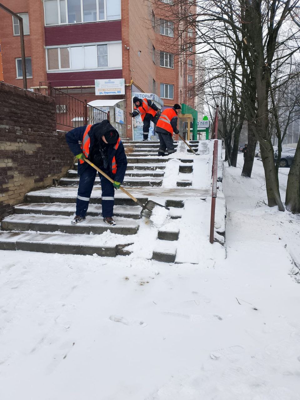 Более 200 человек и 160 единиц техники ликвидируют последствия стихии в Ставрополе  Коммунальные и экстренные службы города перешли в режим повышенной готовности.  По словам мэра Ивана Ульянченко, в ликвидации последствий стихии участвуют 165 человек и 93 единицы спецтехники. На расчистку улиц от снега направлены 106 сотрудников коммунальных служб с 69 машинами специального назначения.  За минувшие сутки в ЕДДС Ставрополя поступило 36 заявок. Из них 13 касались падения деревьев, 18 — проблем с электропроводкой, 5 — угрозы обрушения предметов с высоты. Также зафиксировано 4 отключения электроснабжения. Все аварийные ситуации устранены, отметили в мэрии.  Вместе с тем остановки краевого центра расчистили от снега, а дороги обработали противогололёдной смесью.  Фото: администрация Ставрополя