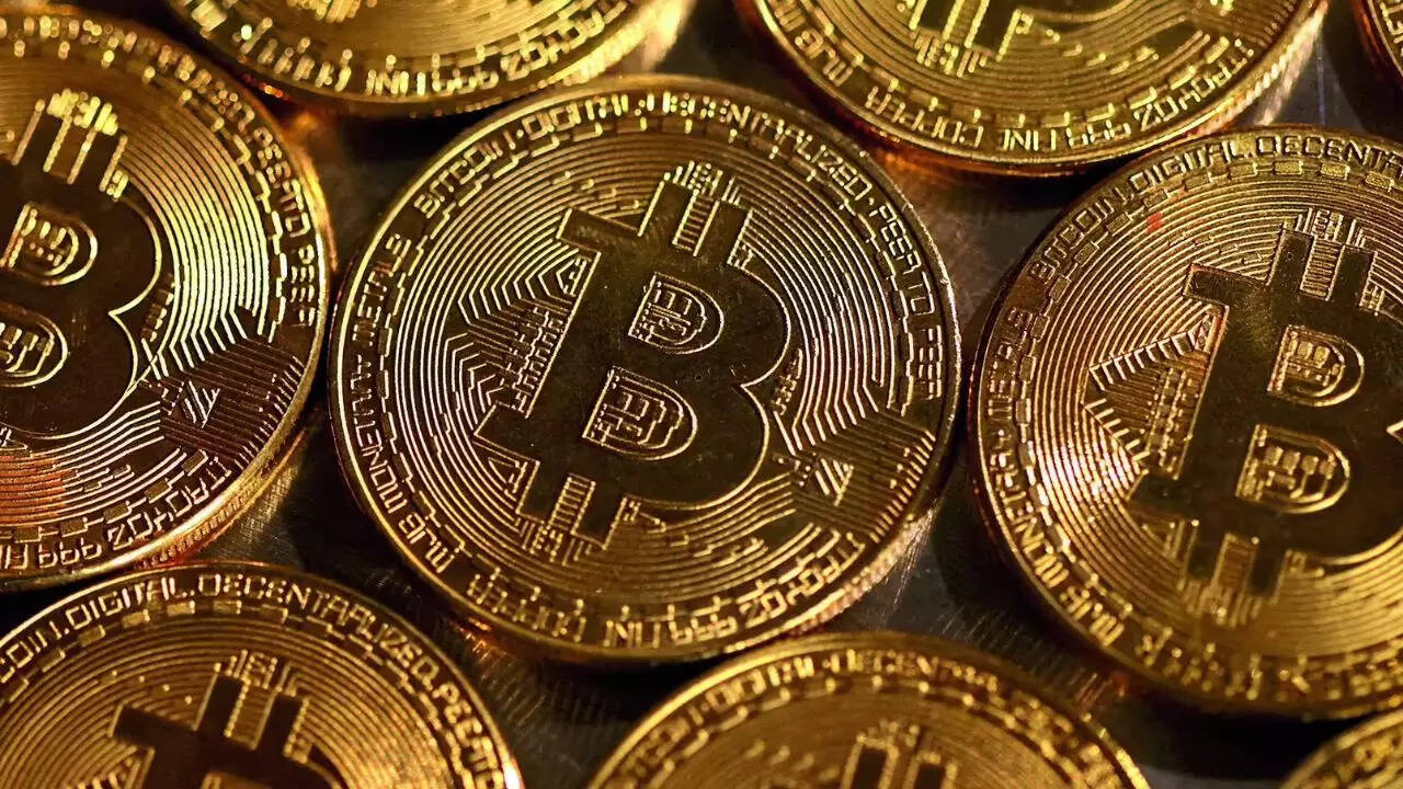 Дайджест финансовых и криптоновостей — 10 июля 2025 Крипторынок Bitcoin установил новый рекорд — почти $112 000, +18 % с начала года. Рост связан с повышенным интересом инвесторов и притоком институциональных средств. GENIUS Act принят Конгрессом США — законодательный шаг к регулированию стейблкоинов: обязательное 1:1 обеспечение резервами и аудит. Хедж-фонды не сдались: несмотря на волатильность в 1‑м полугодии, крупные фонды показали +4‑10 % доходности . FATF призывает бороться с отмыванием через крипту: только 40 из 138 стран связаны с его стандартами, $51 млрд поступило на подозрительные адреса в 2024 г. Финансы S&P 500 и Nasdaq достигли ATH: Nasdaq +26 % с апреля, S&P +5.5 % в годовом выражении. Эксперты прогнозируют рост S&P до 6 500 к концу года J.P. Morgan снизил прогноз роста рынка стейблкоинов: теперь ожидает $500 млрд к 2028 г вместо первоначальных $4 трлн Trump Administration предлагает учитывать криптовалюты при выдаче ипотеки через Fannie Mae / Freddie Mac — правительственная цифровая трансформация в действии Общий фон и прогноз Макроэкономика: инфляция в США снизилась, CPI +0.1 % в мае — позитивно для рисковых активов Влияние регуляторов: MiCA в ЕС полностью применим с конца 2024 г — прозрачность и безопасность рынков растёт Политика и геополитика: напряжённость вокруг торговых тарифов США остаётся риском для рынков, но рынки адаптировались . Резюме - Крипта: Bullish-сентимент — BTC на ATH, стабильное принятие стейблкоинов и институциональные покупки. Финансы: акции на пике, инфляция — под контролем, но риски остаются. Регуляции: активная фаза — от США до ЕС и FATF, формируется глобальное правовое поле для крипторынка. Бот с комбо / Combo-bot Заходи в чат / Join the chat Subscribe / Подпишись Поддержи канал / Boost channel Buy Stars without KYC