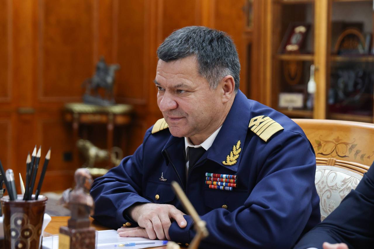 Сергей Меликов обсудил с руководителем Росморречфлота Андреем Тарасенко развитие мореходного училища и махачкалинского порта Глава федерального агентства прибыл в регион для участия во встрече российских и иранских экспертов в области морского транспорта которая состоится завтра Сергей Меликов поприветствовал Андрея Тарасенко в Дагестане отметив положительный опыт сотрудничества с ведомством Особое внимание он обратил на тему подготовки кадров в сфере водного транспорта Наша крайняя встреча была плодотворной мы наметили совместные шаги По некоторым направлениям работа уже проводится Вам спасибо за совместную работу Ведь иметь порт выход к морю и не иметь возможности давать детям востребованное в республике образование было неправильно отметил глава региона Махачкалинский морской торговый порт единственный незамерзающий морской порт России на Каспии Ранее руководитель республики подчеркивал что для его развития необходимо готовить профессиональные кадры в самом Дагестане А в прошлом году на полях ПМЭФ было подписано соглашение о создании мореходного училища в республике совместно с Росморречфлотом Федеральное агентство обладает многолетним опытом подготовки речников и моряков в подведомственных учебных заведениях по всей стране от Владивостока до Санкт Петербурга Так в Дагестане на базе Колледжа машиностроения и сервиса им С Орджоникидзе появилось новое направление подготовки специалистов плавательного состава для водного транспорта судоводителей судовых электриков и судомехаников Андрей Тарасенко отметил что получена практически вся необходимая разрешительная документация К учёбе уже приступили 75 курсантов При этом желающих обучиться по предлагаемым направлениям по словам Тарасенко уже немало Кроме того на встрече Сергей Меликов и Андрей Тарасенко наметили главные направления развития Махачкалинского морского торгового порта В последние месяцы предприятие демонстрирует высокие показатели по перевалке генеральных грузов в частности цемента Также достигнуты рекордные за последние 10 лет объемы перевалки зерна В 2024 году чистая прибыль порта выросла в 2 8 раза а его обороты увеличились на 45 Читать нас в MAX