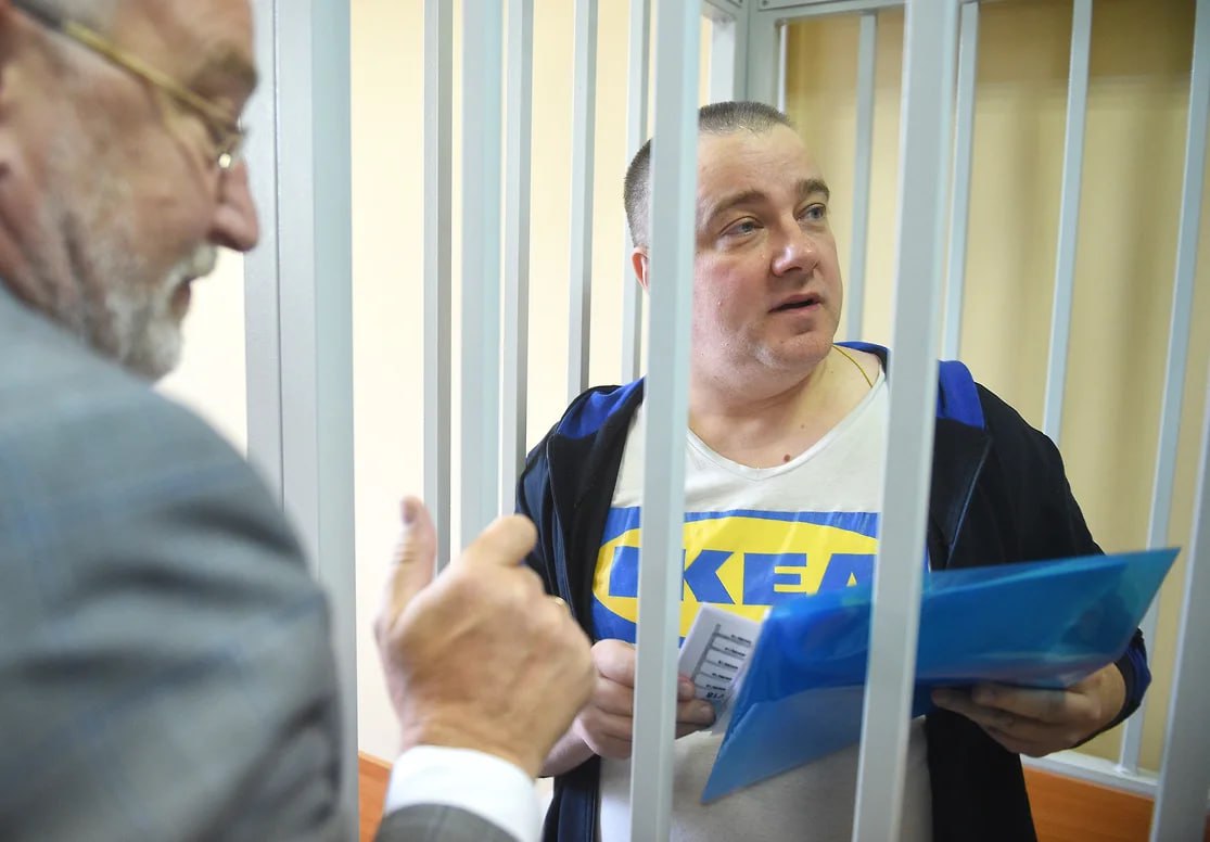 Адвоката известного бизнесмена задержали за попытку дать взятку военкому за отправку подзащитного на СВО Адвоката Романа Еронова задержали в Смоленске 3 октября по обвинению в посредничестве во взятке и поместили в СИЗО пишут Ведомости со ссылкой на источник Следствие утверждает что Еронов пытался передать 2 млн рублей сотруднику военного комиссариата за заключение контракта с Минобороны и последующую службу в зоне СВО его клиента осужденного на 14 лет бизнесмена Константина Пономарева О попытке подкупа силовикам сообщил сотрудник военкомата Против самого Пономарева также возбудили дело за дачу взятки должностному лицу в особо крупном размере Бизнесмен вину не признает считает что новое уголовное дело сфабриковано В сентябре 2025 года Константин Пономарев известный судебным спорами с IKEA был в третий раз осужден по делу о хищении банковских векселей на сумму 1 1 млрд рублей Предприниматель отбывает 14 летний срок Фото Коммерсант