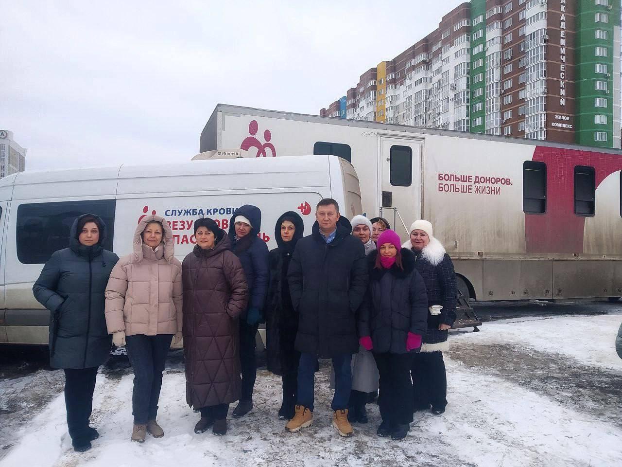 В УФК по Брянской области организовали первую в этом году добровольную донацию крови и её компонентов.   Члены Молодежного совета и сотрудники Управления приняли участие в акции по сдаче крови, внеся свой вклад в развитие добровольного донорства и распространение идей донорства.   Безвозмездно поделились своей кровью 67 человек. Сданная ими кровь позволит произвести 67 доз эритроцитсодержащих сред, 67 доз плазмы и 11 единиц концентрата тромбоцитов.    ППО ОПС казначеев России в Управлении поддержала доноров сладким сюрпризом.