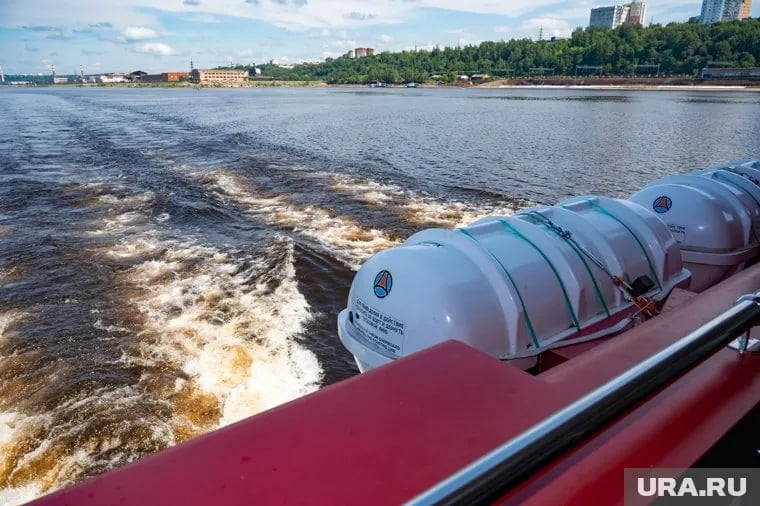 Рыболовное судно «Айсберг» загорелось в Японском море. На борту находились 17 россиян, они были вынуждены покинуть судно и пересесть на спасательные плоты. Инцидент случился примерно в 250 морских милях к югу от Владивостока. «После обнаружения огня команда передала сигнал бедствия, после чего все находившиеся на борту — 17 россиян — эвакуировались на два спасательных плота», — говорится в сообщении SHOT. На помощь пострадавшим пришел транспортный рефрижератор «Остров Ионы», который первым прибыл к месту происшествия и поднял всех моряков на борт. По предварительным данным, никто из членов экипажа не пострадал.