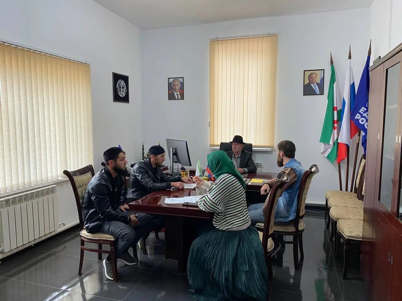 В Назрановском районе Ингушетии провели прием участников СВО и членов их семей В администрации Назрановского района провели прием участников СВО и членов их семей по вопросам касающимся жилищного обеспечения и предоставления земельных участков Отмечается что мероприятие организовали председатель Назрановского районного совета депутатов Идрис Экажев и представитель филиала Государственного фонда поддержки участников специальной военной операции Защитники Отечества Магомед Куркиев Как информировали газету Ингушетия в администрации района в ходе встречи двое участников СВО из сельского поселения Яндаре обратились с вопросом о выделении земельных участков для индивидуального жилищного строительства Рассмотрев обращения были предоставлены консультации о порядке действий и необходимых документах Оказание поддержки участникам СВО является одним из приоритетных направлений работы администрации подчеркнули организаторы приема ПОДПИСАТЬСЯ ПРЕДЛОЖИТЬ НОВОСТЬ