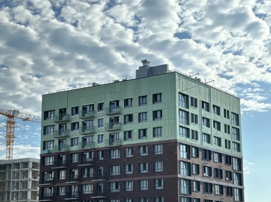 На улучшение жилищных условий молодых семей Хабаровского края в 2026 году направлено 300 млн рублей На эти средства будет выдано около 100 свидетельств на социальные выплаты За счет них молодые семьи с детьми смогут покрыть 35 от расчетной стоимости жилья без детей 30 Полученные средства можно направить на строительство или покупку готового жилья у застройщика При этом супруги вправе самостоятельно выбрать и застройщика и объект недвижимости но только в пределах своего муниципального образования Участником программы может быть молодая семья в том числе неполная Возраст каждого из супругов либо одного родителя в неполной семье не должен превышать 35 лет Также семья должна быть официально признана нуждающейся в жилом помещении Для получения подробной информации необходимо обратиться по телефонам 4212 30 44 52 32 52 46 ХАБАРОВСКИЙ КРАЙ в МАХ