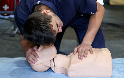 ПЕТРОПАВЛОВСК КАМЧАТСКИЙ 21 января Проект по обучению инструкторов для оказания первой медицинской помощи стартовал на Камчатке в качестве наставников проекта в регион прибыли эксперты федерального уровня от Национального совета по реанимации Об этом ТАСС сообщил врио министра здравоохранения региона Олег Мельников