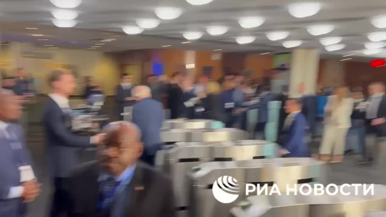 Участники Генассамблеи ООН покидают штаб-квартиру после речи Дональда Трампа