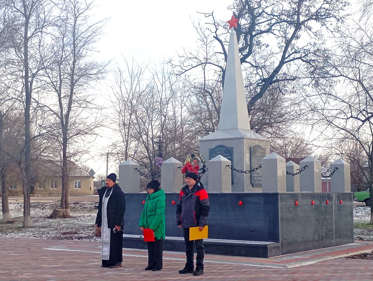 В рамках реализации партийного проекта Историческая память по поручению Секретаря Беловодского местного отделения партии Единая Россия и главы муниципалитета Виталия Коваленко сегодня в селе Городище у памятника Братская могила прошло мероприятие посвящённое 83 й годовщине освобождения села от немецко фашистских захватчиков Под руководством секретаря первички 7 начальника отдела ОЖ села Городище Андрея Калашника активисты и сторонники партии Единая Россия совместно с сотрудниками сельского Дома культуры организовали краеведческий экскурс под названием Забыть не имеем права Организаторами мероприятия выступили Городищенский СДК и представители партии В ходе мероприятия прошла панихида по героям освободителям которую провёл настоятель местного Храма Покрова Пресвятой Богородицы Александр Среди участников события были отряд Юнармии Наследники Ворошилова из ГБОУ ЛНР Городищенская школа а также жители и гости села неравнодушные к сохранению памяти о героическом прошлом 19 января является значимой датой в исторической летописи нашего села так как именно в этот день исполняется 83 года со времени его освобождения от фашистской оккупации Этот памятный день символизирует стойкость отвагу и невероятный героизм тех людей которые поднялись на борьбу с врагом ради того чтобы обеспечить нам свободу мирную жизнь и надежду на светлое будущее Мы с искренним уважением преклоняемся перед памятью всех кто ценой своей жизни защитил родную землю в те суровые времена Уважение и благодарность этим героям остаются для нас незыблемыми и мы с особенной трепетностью будем хранить воспоминания о каждом из них подчеркнул Виталий Коваленко   После завершения мероприятия участники возложили цветы к подножию памятника ЕдинаяРоссия ЕР81 БеловодскоеМО