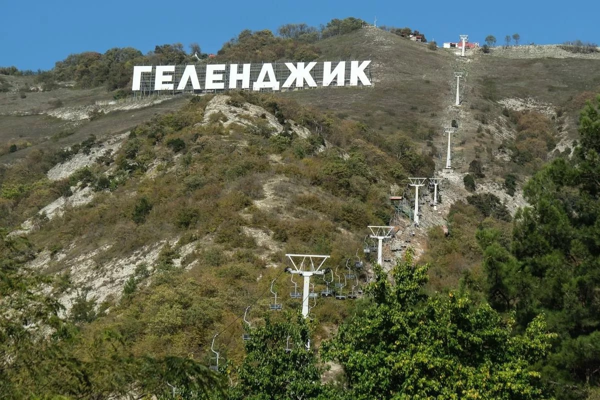 Первый российский фуникулер установят в Геленджике Завод ПУЛЬС начал выпуск уникального наклонного лифта первого фуникулера произведенного в России с постсоветского периода Он разработан для частной туристической базы в Геленджике и адаптирован к сложному рельефу и морскому климату Проект длился почти 1 5 года и прошел испытания на макете трассы Монтаж и пусконаладка запланированы на лето 2026 года Инвестиции в разработку составили около 100 млн рублей Панорамная кабина рассчитана на перевозку до 26 человек порядка 2000 кг Она может двигаться со скоростью 1 5 м с преодолевая перепад высот в 11 метров Конструкция устойчива к сейсмическим воздействиям до 8 баллов оборудована системой кондиционирования и рассчитана на эксплуатацию в условиях экстремальных температур и морского климата Кубанские Новости