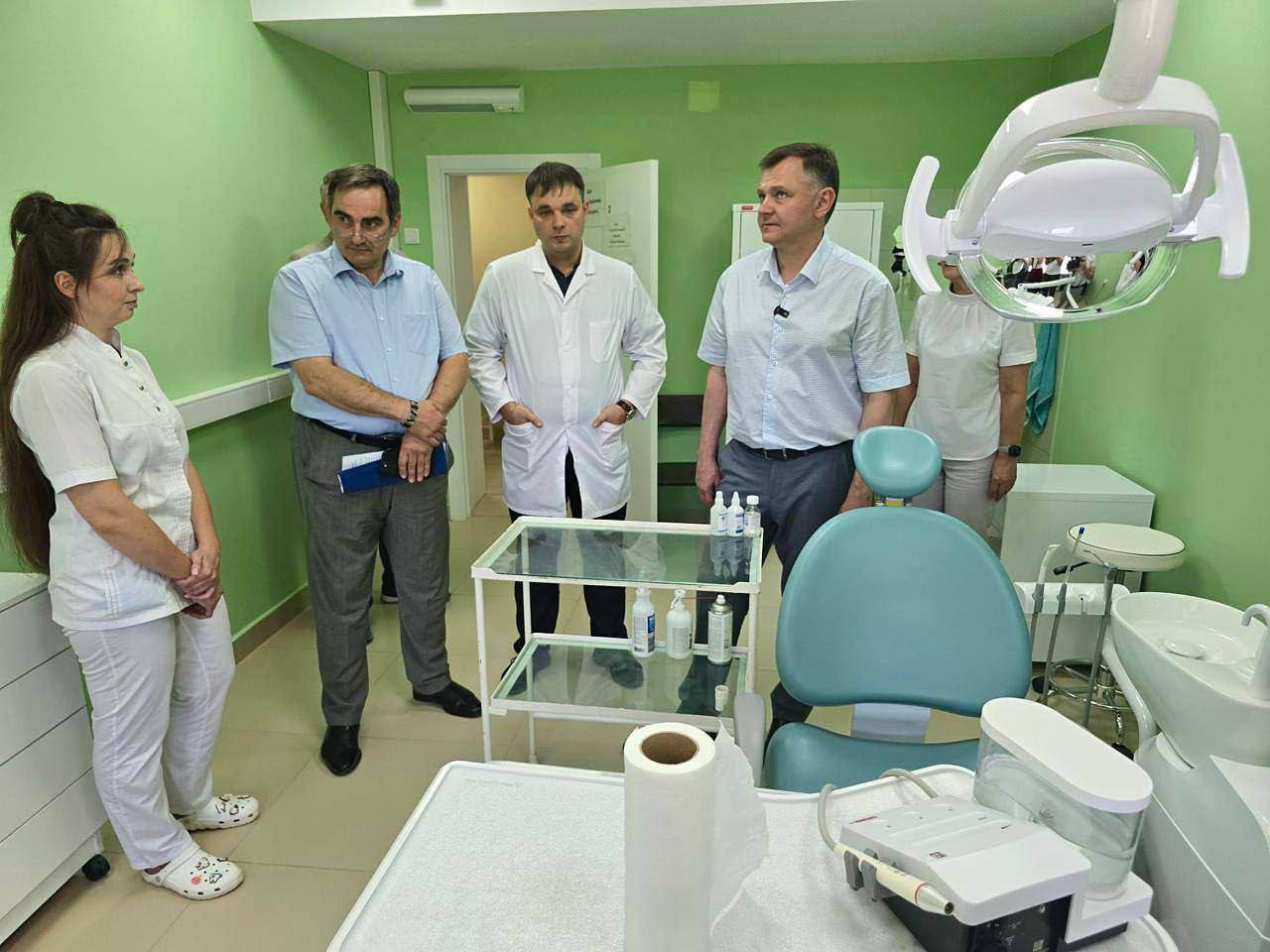 Проверил, как идет установка нового медоборудования в Матвеево-Курганской Центральной районной больнице. Капремонт здесь длился почти 6 лет, но после смены подрядчика завершили в конце прошлого года. Сейчас работы на финишной прямой — идет монтаж медицинского оборудования. Больницу укомплектуют по современным стандартам. Для этого выделили 83 миллиона рублей из областного бюджета — на систему кислородоснабжения для хирургического отделения, благоустройство и оснащение лечебного корпуса. Министр здравоохранения заверил, что терапевтическое отделение начнет работу с 1 августа, после откроют хирургическое. А полностью больница должна заработать до конца этого года. Обеспеченность врачами и медицинским персоналом здесь превышает 80%. Поговорил с молодыми врачами, которые приехали работать в ЦРБ по программе «Земский доктор». Приятно видеть, что молодые специалисты выбирают не только город, но и село. Это очень важно — без таких ребят развитие сельской медицины невозможно. Дал поручение ускорить решение кадрового вопроса в больнице — люди должны получать качественную помощь медиков у себя в районе, без поездок в соседние города.