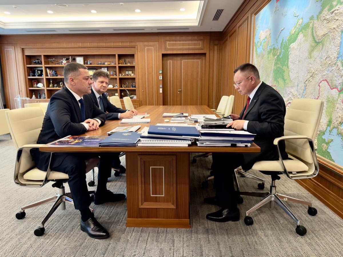 В Москве с Министром строительства и ЖКХ РФ Иреком ФАЙЗУЛЛИНЫМ обсудили ключевые вопросы развития объектов жилищно-коммунального хозяйства и благоустройства территорий в Псковской области. В рамках нацпроекта «Инфраструктура для жизни» продолжается реконструкция котельной № 9 в Пскове. В настоящее время ведутся работы по замене одного из трёх водогрейных котлов. При поддержке Минстроя регион получил на трёхлетний период почти 900 млн рублей на реконструкцию двух водоводов в Великих Луках, реконструкцию и капремонт двух коллекторов в Пскове, строительство КНС и сетей водоотведения в Пушкинских Горах. Одобрена заявка региона на модернизацию ещё трёх объектов коммунальной инфраструктуры в Дедовичском, Печорском и Псковском округах общей стоимостью порядка 140 млн рублей. Рассказал о реализации программы «Формирование комфортной городской среды». В этом году планируем благоустроить 35 общественных территорий. Псковская область ежегодно направляет заявки на участие во Всероссийском конкурсе лучших проектов ФКГС. 8 таких проектов уже реализованы, в этом году поданы ещё 8. Благодарю команду Минстроя и лично Ирека Энваровича за поддержку значимых проектов, реализуемых в Псковской области. РАБОТАЕМ
