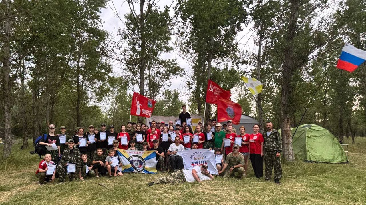 В станице Беломечётской состоялись II краевые летние военно-полевые сборы среди отделений Волонтёрской роты «БОЕВОГО БРАТСТВА» и военно-патриотических клубов Ставрополья  В мероприятии приняли участие более 100 участников из Александровского, Кочубеевского, Изобильненского округов и города Пятигорска.  С ребятами были проведены занятия по кавалерийской, горно-туристической, огневой, тактической, общефизической подготовкам, тактической медицине и занятия по управлению БПЛА.  Под наблюдением наставников участники продемонстрировали фланкировку шашкой и стрельбу из лука, отработали переправы с использованием туристических систем, стрельбу из пневматической винтовки и оказание первой медицинской помощи.  В перерывах между занятиями, пока ждали на обед настоящую солдатскую кашу, курсанты купались в реке.  В завершение мероприятия все ребята получили сертификат участника.  Фото  и видео: ПВСК "Ратник" с. Александровское