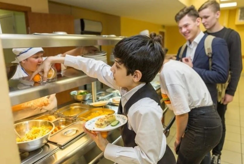 В Госдуме предложили включить оливье и заливное в школьное новогоднее меню В Государственной Думе предложили разнообразить новогоднее меню в школьных столовых Депутаты хотят добавить в него такие праздничные блюда как оливье и заливное в первые недели после каникул Так предлагается включать праздничные блюда в школьное меню один или два раза в неделю Речь идет об облегченном оливье мандаринах заливном из мяса или рыбы а также выпечке По мнению парламентариев такая мера поможет детям легче вернуться к учебному процессу после длинных праздников Они считают что знакомые новогодние вкусы создадут более комфортную атмосферу Подписаться на truekpru Читать нас в MAX