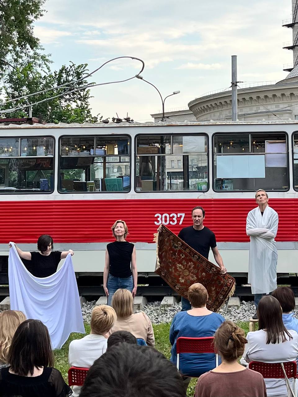 В Новосибирске стартовал фестиваль городских историй «Трамвай 13». В программе – уличные спектакли, встречи с писателями, публичные чтения, мастер-классы, квизы, экскурсии и перфомансы в настоящем трамвае, когда-то курсировавшем по улицам города. «Трамвай 13 – это не просто литературное пространство, а полноценная культурная лаборатория, где пересекаются театр, музыка, литература и визуальное искусство», – рассказали нам организаторы фестиваля. Культурный марафон продлится три месяца – с июля по сентябрь. Ключевой акцент, традиционно, будет сделан на живом взаимодействии спикеров и артистов со зрителями. Все мероприятия пройдут бесплатно. Фестиваль городских историй «Трамвай 13» реализуется при поддержке Президентского фонда культурных инициатив.