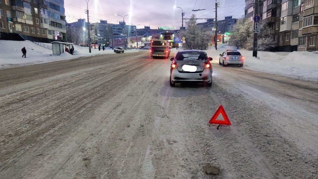 Нарушивший ПДД пешеход попал под колеса авто в Мурманске  Около 10 утра на Героев Рыбачьего он переходил дорогу в неположенном месте. В результате ДТП северянин получил твармы, с которыми его увезли в больницу. Об этом сообщили в Госавтоинспекции Мурманской области.  Фото: Госавтоинспекция Мурманской области    Подпишись — Вести Мурман