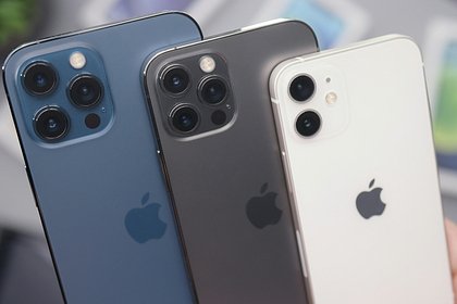 Apple назвали провалившейся на рынке ИИ  Журналисты издания Pocket-lint заметили, что Apple будет крайне сложно конкурировать с другими производителями смартфонов в сфере искусственного интеллекта  ИИ . Материал доступен на сайте медиа. Авторы напомнили, что недавно американская корпорация отложила запуск более умного голосового помощника Siri с функциями ИИ. Специалисты увидели в этом признак отставания IT-гиганта от других производителей гаджетов и назвали процесс освоения ИИ Apple провальным. Журналисты обвинили компанию в том, что она слишком долго развивала свои ИИ-сервисы. При этом раньше Apple часто заходила на рынок с новым продуктом, который был лучше остальных — например, плеером iPod или смартфоном iPhone. «С таким послужным списком странно, что Apple не смогла повторить тот же подвиг с ИИ», — отметили эксперты. В материале отмечается, что нейросеть Apple Intelligence заметно уступает конкурентам по производительности.