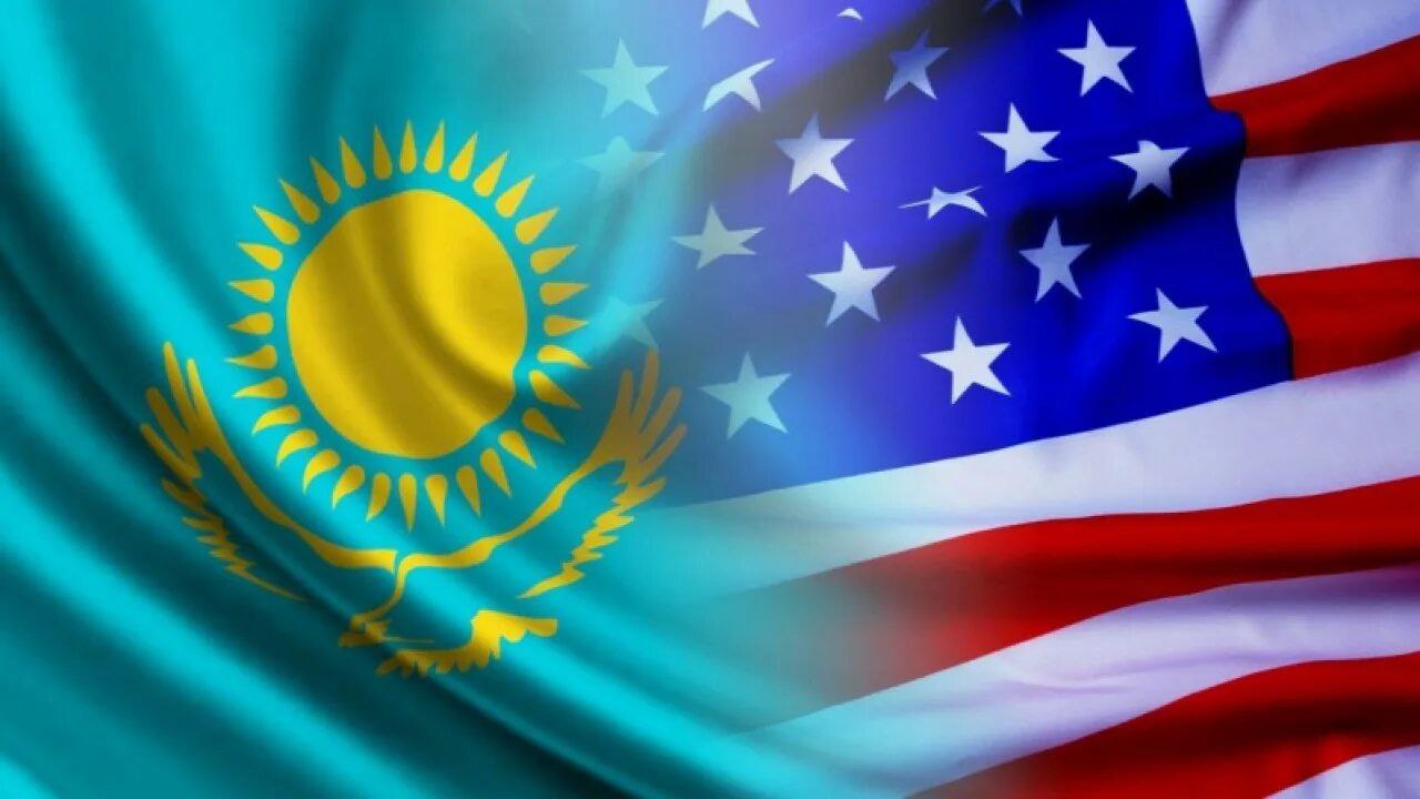 Азиатский вектор: США арендуют землю в Алматы на 49 лет Президент Касым-Жомарт Токаев подписал закон о ратификации соглашения с США, согласно которому американская сторона получит в аренду земельный участок в Алматы сроком на 49 лет. Известно, что участок площадью более 70 тысяч квадратных метров будет использован для строительства нового здания генерального консульства. Кроме консульства, на территории планируют разместить представительства министерства торговли США, агентство по борьбе с наркотиками и коммерческой службы. Участок земли находится в одном из самых престижных районов южной столицы Казахстана. Согласно условиям договора, США освобождаются от уплаты налогов и сборов. Однако все расходы по строительству, содержанию и эксплуатации здания, а также оплате коммунальных услуг американская сторона берёт на себя. Поддержать Туранский экспресс #turan_analytics #США #Казахстан