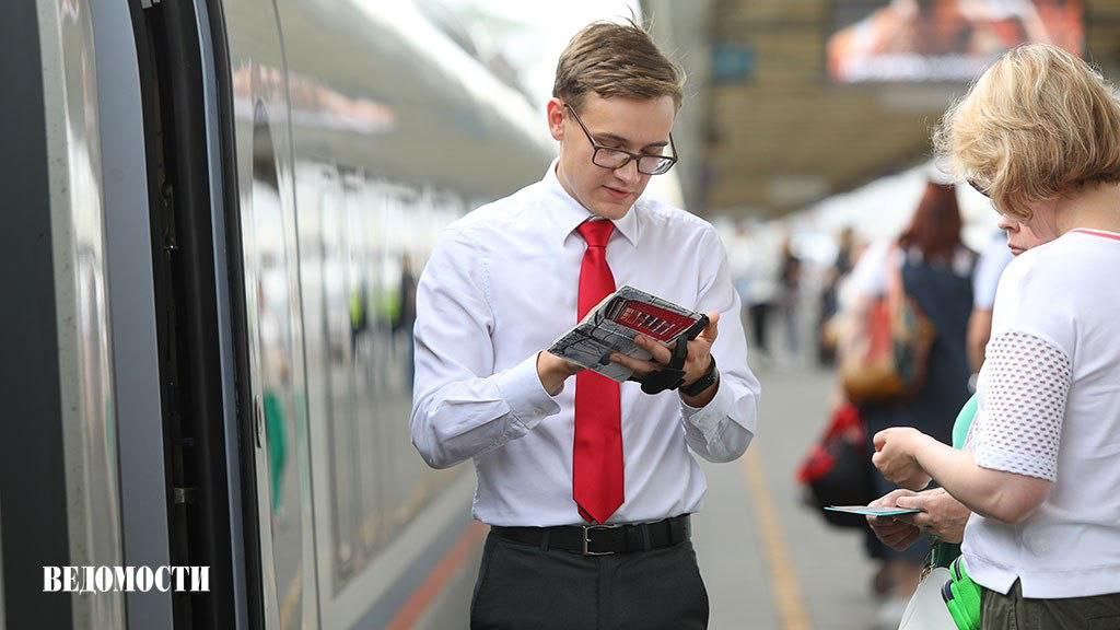 В России начали тестировать сервис посадки в поезд по биометрии сообщили в аппарате вице премьера Дмитрия Григоренко Нововведение проверяют на группе пассажиров на трех маршрутах Москва Нижний Новгород Москва Иваново Москва Кострома Полноценный запуск сервиса запланирован на первый квартал 2026 года Для его использования понадобится подтвержденная биометрия которую можно зарегистрировать в уполномоченном банке или на дому посредством выездной регистрации Идентификация проводится при посадке в вагон на портативном устройстве проводника При этом пассажир может выбрать способ подтверждения личности по паспорту или с помощью биометрии Telegram Max