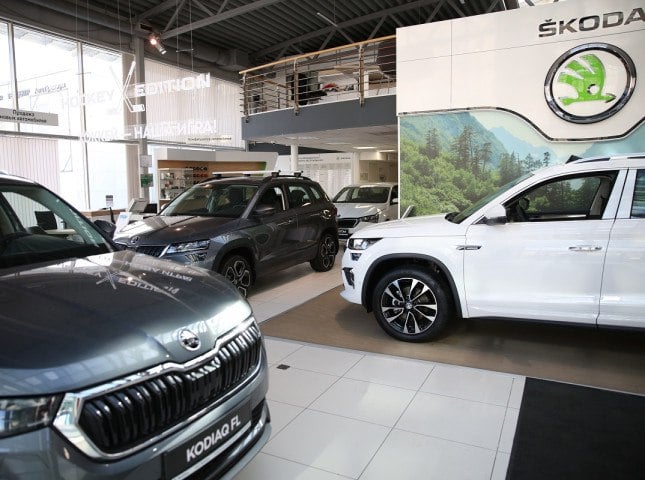 Ввоз автомобилей Skoda на территорию Беларуси продлен до конца 2025 года  Правительство Белоруссии продлило запрет на ввоз товаров брендов Skoda, Liqui Moly и Beiersdorf до конца 2025 года. Об этом сообщает «Прайм» со ссылкой на национальный правовой интернет-портал страны.  Подробнее на сайте autostat.ru