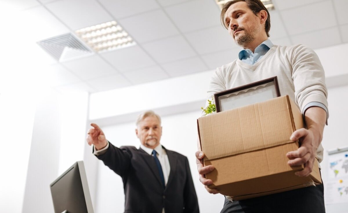 ЦБ хочет ужесточить ответственность топ менеджеров банков за киберответственность Если ЦБ в течение года применяет меры к банку за нарушение этих требований то профильный менеджер на 10 лет будет лишен возможности занимать руководящие должности Для топ менеджеров страховых компаний НПФ и других некредитных финансовых организаций срок дисквалификации составит 5 лет fatcat18