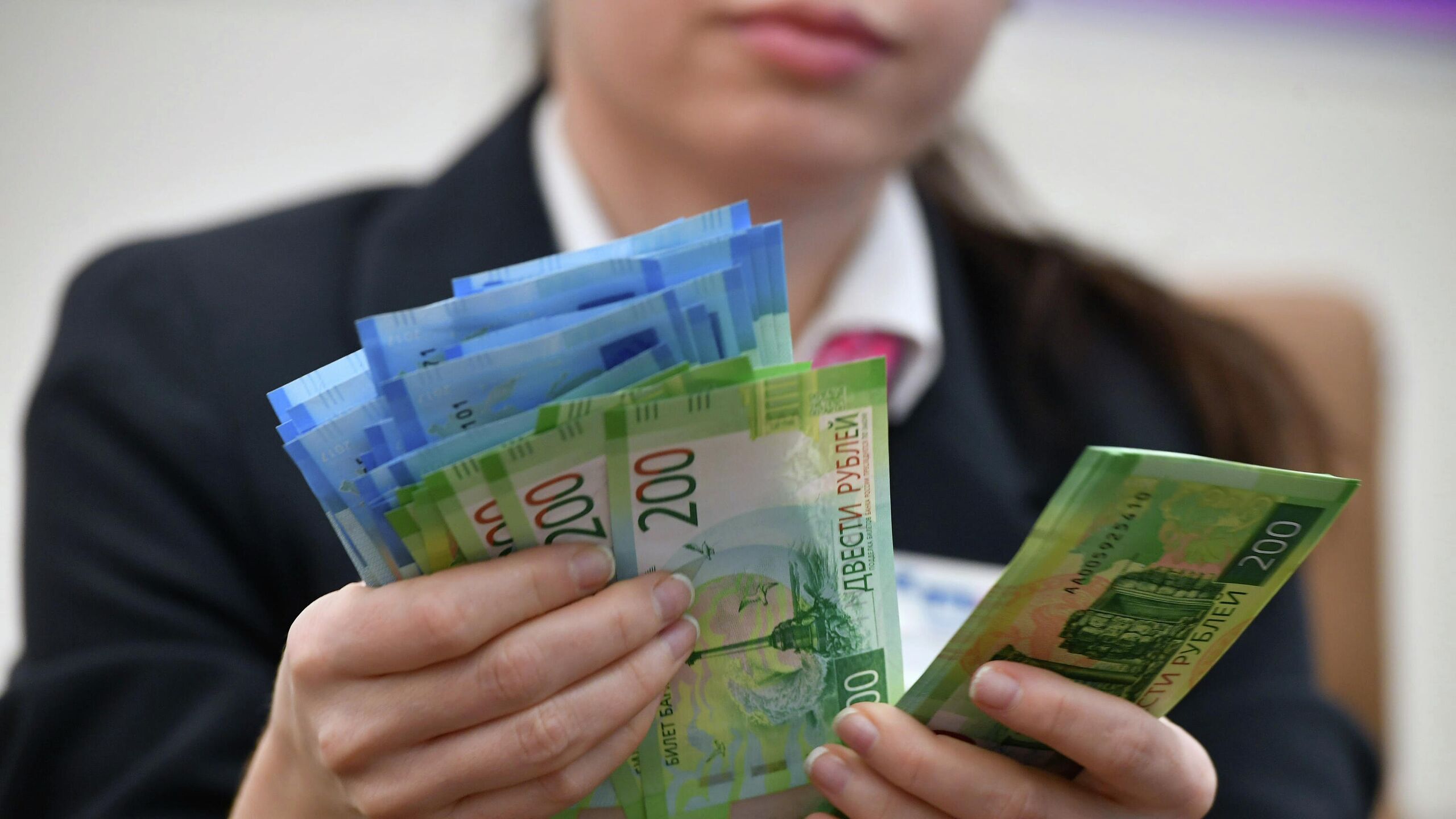 К концу минувшего года большая часть аналитиков прогнозировала ключевую ставку на уровне 13 процентов однако этого не случилось О том что предсказывают на 2026 й в материале РИА Новости Будет следить После декабрьского понижения на полпроцента глава ЦБ Эльвира Набиуллина подчеркивала в дальнейшем никакого автопилота все исходя из динамики инфляции Реализация проинфляционных рисков может потребовать пауз пояснила она Регулятор намерен проследить как цены а также потребители и бизнес отреагируют на повышение НДС тарифов на жилищно коммунальные и другие услуги как изменится ситуация с про и дезинфляционными рисками Возможные варианты По ожиданиям Банка России инфляция вернется к целевому показателю в четыре процента во второй половине года средняя ключевая ставка 13 15 процентов То есть снижение продолжится но медленно и осторожно отмечает аналитик финансового маркетплейса Банки ру Гаянэ Замалеева