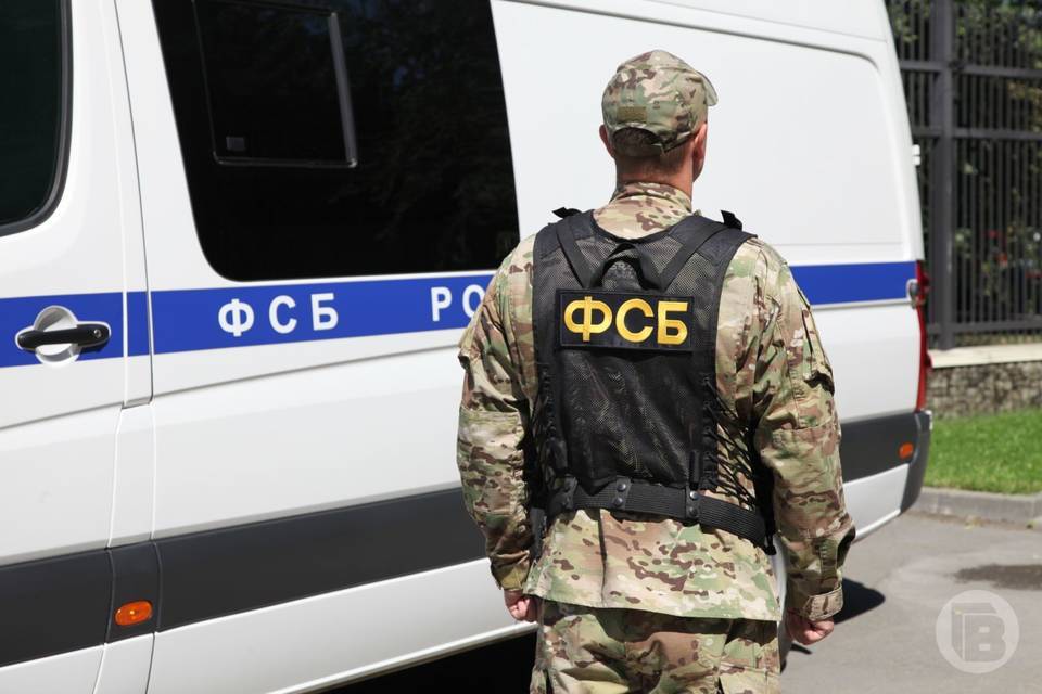 ФСБ: 178 случаев утечки гостайны пресекли в Волгоградской области  Таковы данные за первое полугодие 2025 года.  УФСБ России по Волгоградской области напоминает о важности защиты государственной тайны. За первое полугодие 2025 года сотрудники управления выявили 178 нарушений закона о сохранении секретной информации. В отношении нарушителей возбудили 83 административных дела. 17 организациям и 78 должностным лицам вынесли предписания устранить причины, которые угрожают безопасности страны.  За нарушение правил обращения с государственной тайной к ответственности могут привлечь органы власти, предприятия, организации, должностных лиц и граждан России. Независимо от формы собственности, все обязаны соблюдать закон. Защита критически важной информации — ключевой приоритет УФСБ в обеспечении безопасности страны.