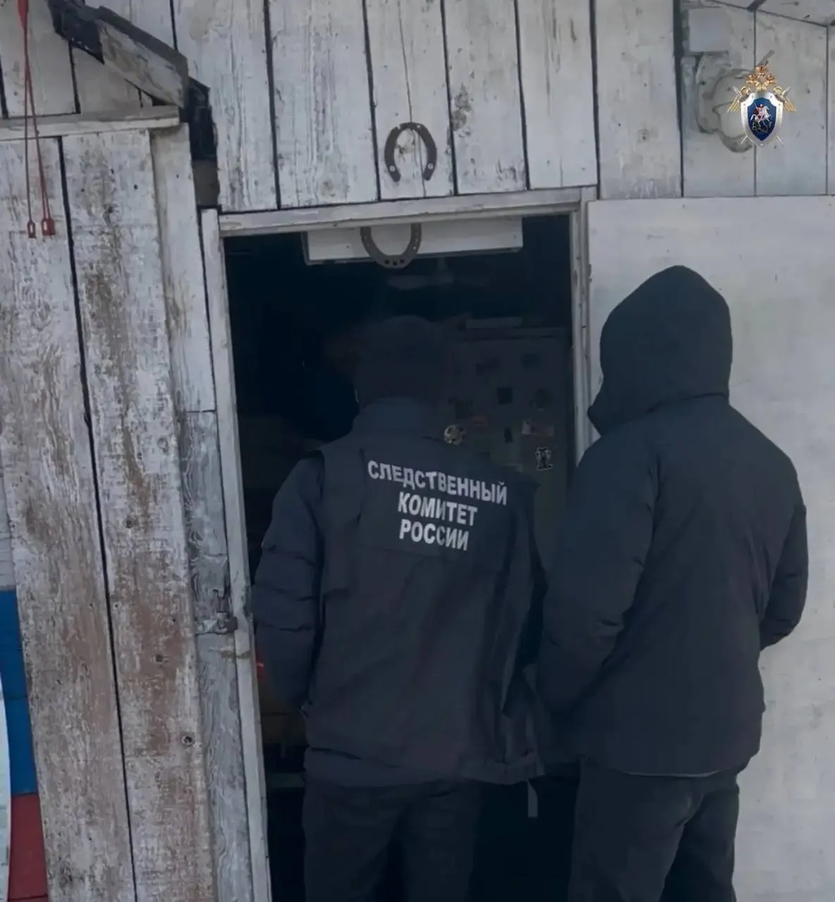Фиктивный брак и 14 миллионов в Приморье будут судить женщину за хищение выплат погибшего бойца СВО В Приморье перед судом предстанет 39 летняя женщина обвиняемая в хищении выплат и попытке завладеть жильем погибшего участника СВО По версии следствия в марте 2025 года фигурантка вступила в сговор с сожителем чтобы обмануть знакомого сироту состоявшего на учете на получение квартиры в Уссурийске За несколько дней до отправки мужчины в зону СВО женщина заключила с ним фиктивный брак и оформила нотариальную доверенность на получение жилья и распоряжение всеми положенными выплатами В мае 2025 года военнослужащий пропал без вести Достоверно зная об этом обвиняемая продолжила вводить в заблуждение сотрудников администрации имитируя попытки связаться с доверителем Ей удалось запустить процедуру выделения квартиры стоимостью порядка 2 8 млн рублей однако завершить хищение недвижимости она не смогла по независящим от неё причинам При этом действуя как супруга погибшего женщина незаконно получила государственные выплаты в сумме более 14 миллионов рублей которыми распорядилась по своему усмотрению В настоящее время следствием собрана достаточная доказательственная база уголовное дело направлено в суд для рассмотрения по существу Женщине инкриминируется покушение на хищение жилого помещения и хищение социальных выплат в особо крупном размере Уголовное дело в отношении её соучастника выделено в отдельное производство Читайте нас в MAX Deitaru