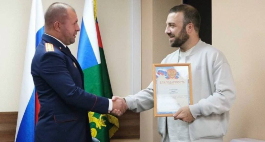 Уроженец Дагестана Гасан Садулаев награжден в Москве за помощь в задержании преступника 17 августа 2025 года Садулаев услышав крик о помощи девушки догнал и задержал злоумышленника совершившего нападение Преступник обвиняется в тяжком преступлении против половой неприкосновенности и заключен под стражу Руководитель Следственного управления по Юго Восточному административному округу Москвы Максим Евдокушин вручил Садулаеву благодарность за проявленное мужество и активную гражданскую позицию Кавказский хребет ПОДПИСАТЬСЯ