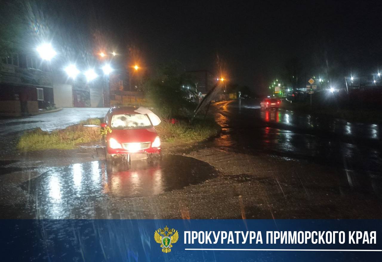 Прокуратура поставила на контроль установление обстоятельств наезда на несовершеннолетнюю в поселке Трудовом. Предварительно установлено, что в вечернее время 17 мая 2025 года на ул. 2-я Шоссейная в поселке Трудовом произошло ДТП с участием 42-летней жительницы краевой столицы. Женщина, управляя автомобилем Nissan Bluebird, не справилась с управлением и совершила наезд на препятствие. В результате аварии сама виновница получила травмы в виде переломов. Позднее зарегистрировано сообщение о госпитализации 15-летней девочки с травмой шейного отдела позвоночника, полученной в результате ДТП, виновник которого с места происшествия скрылся. Установлено, что данное происшествие также связано с действиями водителя автомобилем Nissan Bluebird, в отношении которой составлен ряд административных материалов. по статьям ч. 1 ст. 12.8 КоАП РФ управление в состоянии опьянения , ч. 1 ст. 12.24 КоАП РФ нарушение ПДД, повлекшее вред здоровью , ст. 12.33 КоАП РФ повреждение дорожных сооружений . Надзорное ведомство взяло на контроль установление обстоятельств ДТП, проводится тщательная проверка, по результатам которой будет дана правовая оценка и приняты исчерпывающие меры реагирования.