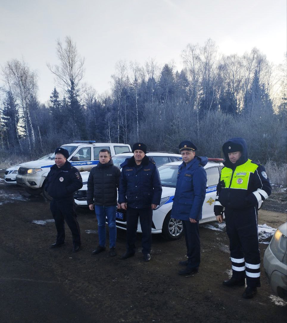 В Минэкологии МО подводят первые итоги совместных рейдовых мероприятий по пресечению незаконной транспортировки и сброса строительных отходов и грунтов      Такие мероприятия проводятся еженедельно, в них, помимо инспекторов эконадзора, участвуют сотрудники ГУ МВД России по Московской области, Минчистоты и ГУРБ МО. Напомним, что наказание за подобные нарушения предусмотрены статьей 8.2 Кодекса об административных правонарушениях РФ.    С начала года было проведено 5  0   совместных мероприятий, проверено свыше 1300 грузовых транспортных средств, из которых более 160 задержано сотрудниками полиции. В итоге предотвращен незаконный сброс более 3  1  0  0   кубометров мусора.    Всего с начала года по фактам нарушений в данной сфере вынесено 2  8  8   постановлений о назначении административных наказаний на сумму 4   6   миллиона рублей.    Также в Подмосковье принят Регламент информационного взаимодействия между органами местного самоуправления и Минэкологии по вопросу привлечения к ответственности лиц за незаконный сброс отходов. В рамках Регламента министерство направляет в орган местного самоуправления, на территории которого совершено правонарушение, сведения для принятия мер в рамках муниципального земельного контроля. За 2024 год Министерством направлено 1  7  5   постановлений о назначении административных наказаний в 3  0   городских округах.  #эконадзорМО #экологияМО #нарушения #стройотходы