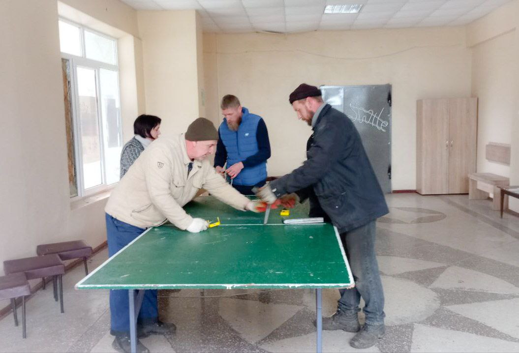 В фойе Малокаховского Дома культуры установили теннисный стол!  Благодаря усилиям сотрудников местной коммунальной службы и поддержке начальника Малокаховского территориального отдела Романа Назарова, теперь у нас есть отличная возможность поиграть в настольный теннис.  Приглашаем всех желающих присоединиться к игре!  Настольный теннис — это не только увлекательное времяпрепровождение, но и отличный способ поддерживать физическую активность, развивать координацию и реакцию. Кроме того, игра поможет вам познакомиться с новыми людьми и провести время в приятной компании.  У нас впереди ещё много интересных инициатив!