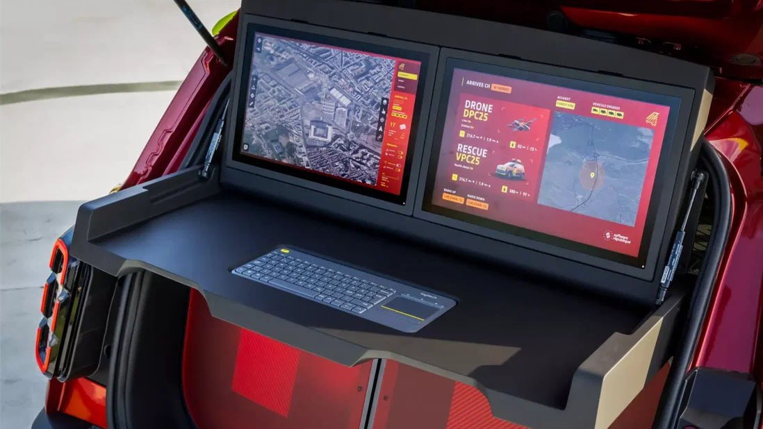 Электрокроссовер Renault 4 E-Tech превратили в пожарную машину с дроном Концепт Vision 4Rescue на базе серийного кроссовера представляет собой мобильный центр координации пожарных команд. Помимо спецоборудования машину оснастили ещё и дроном на крыше для мониторинга экстренных ситуаций. Дрон прячется в установленном на крыше боксе, а управлять им предлагается через консоль, которая выдвигается из багажника. Этот же узел служит для коммуникации между членами пожарной команды. В салоне появились кресла с особой отделкой и наполнителем, выполненным из переработанной спецодежды пожарных. Отдельно отмечено, что в отличие от серийного 4 E-Tech концепт имеет привод на обе оси, также у него на 15 мм увеличен дорожный просвет и усиленный обвес.