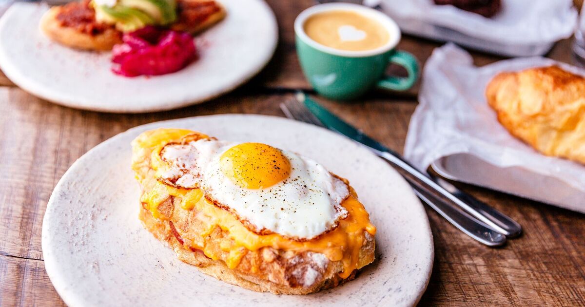 Завтракать необязательно Пропуск завтрака не вредит здоровью Если утром не поесть организм просто переключается на внутренние запасы это нормальный механизм сформированный эволюцией Учёные отмечают что эффективность работы организма одинакова и с завтраком и без него А привычная утренняя слабость чаще психосоматика а миф о самом важном приёме пищи активно поддерживала индустрия маркетинга самый любимый прием пищи а я как раз не люблю завтракать НЕ МОРГЕНШТЕРН