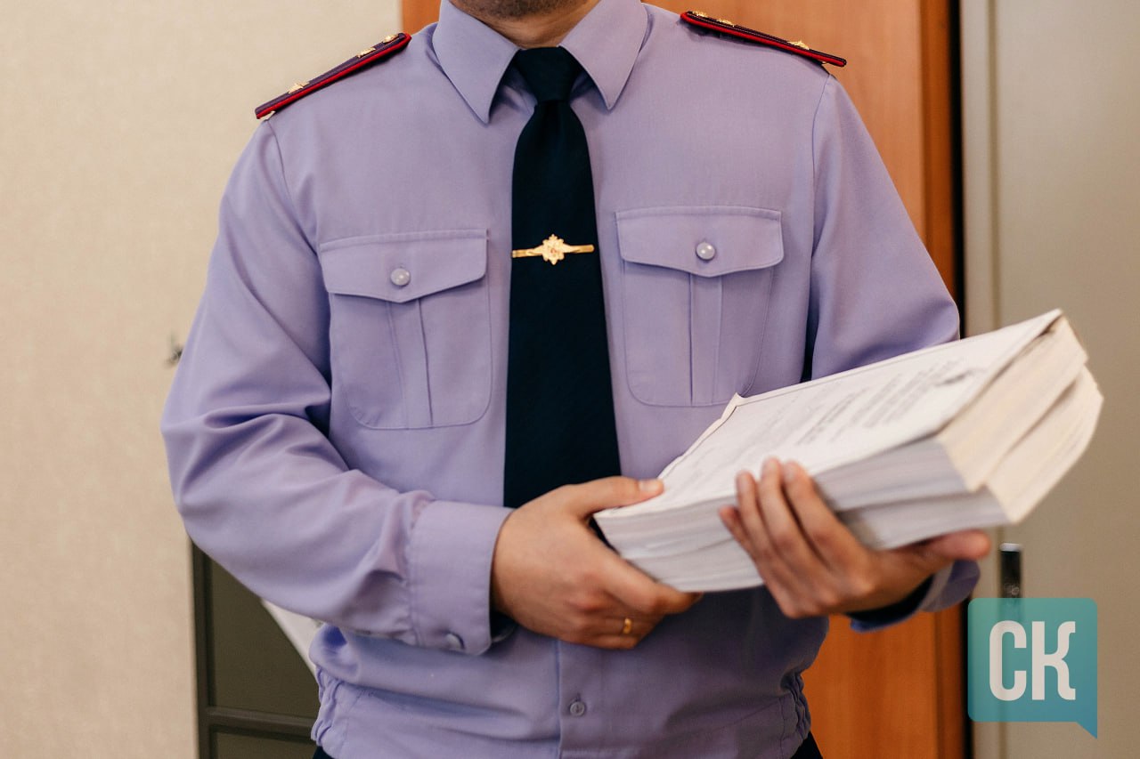 22-летний житель Кирова предстанет перед судом за серию преступлений, связанных с наркотиками. Он организовал 22 тайника с запрещенными веществами по всему городу, но был задержан 6 февраля 2025 года. При аресте злоумышленник оказал сопротивление — распылил перцовый баллончик в лицо сотрудникам наркоконтроля. Также в его квартире нашли крупную партию наркотиков для личного употребления. Молодой человек обвиняется по четырем статьям УК РФ, включая покушение на сбыт наркотиков и насилие в отношении полиции. Следствие завершено, материалы направлены в суд.