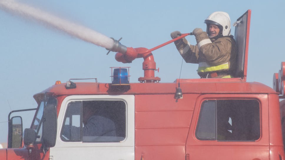 В станице Староминской горит мансарда многоквартирного дома  Пожар охватил 1,2 тыс. кв. м. Все 60 жителей эвакуированы, пострадавших нет. Об этом сообщает пресс-службы регионального управления МЧС.  По предварительным данным, пламя вспыхнуло в квартире на третьем этаже и перекинулось на мансарду дома.  Фото: Игорь Елисеев, Коммерсантъ