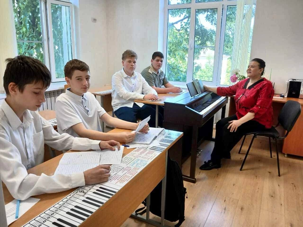  Программа «Земский работник культуры» стартует в Северной Осетии. Как сообщает пресс-служба минкульта республики, в этом году в селах начнут работу 7 специалистов. По условиям программы, специалисты должны проработать на новом месте не менее пяти лет. Каждый из них получит по одному миллиону рублей в виде единовременной выплаты. Добавим, подать заявку на участие в программе можно до 15 июля в министерство культуры Северной Осетии.