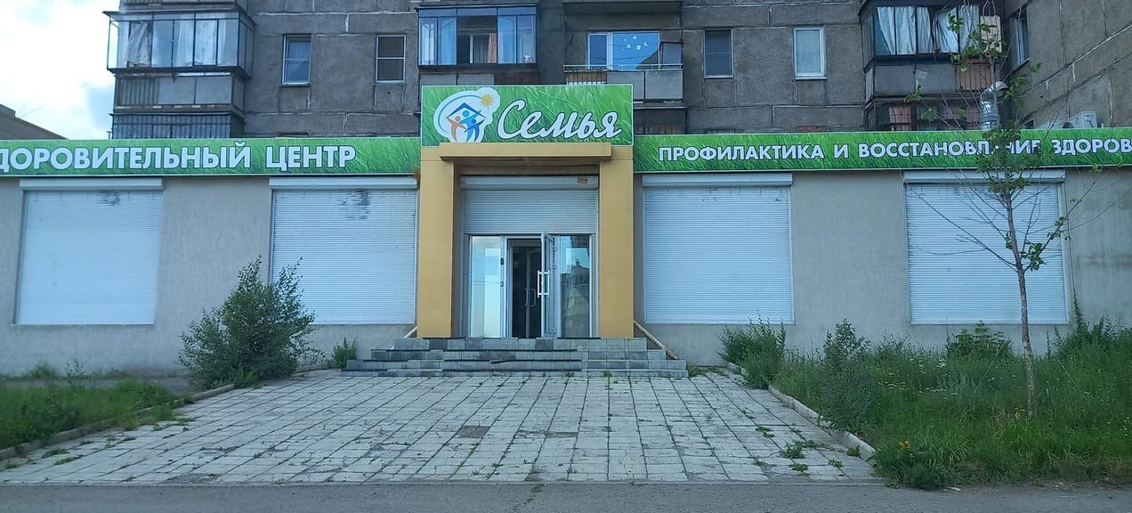 В Магнитогорске прокуратура направила в суд уголовное дело о хищении у пенсионеров свыше 4,6 млн рублей под видом оказания медицинских услуг Прокуратура Орджоникидзевского района г. Магнитогорск утвердила обвинительные заключения по уголовным делам в отношении двух жителей региона. Они обвиняются по ч. 4 ст. 159 УК РФ мошенничество, совершенное в особо крупном размере . По версии следствия, обвиняемые в г. Магнитогорске зарегистрировали ООО «Оздоровительный центр «Семья», неправомерно получили доступ к сведениям о проживающих в городе гражданах пенсионного возраста, состоящих на медицинских учетах, входили к ним в доверие и убеждали приобрести курсы медицинских услуг, обещая исцеление от различных заболеваний. Введенные в заблуждение пенсионеры приобретали за наличный расчет и в кредит медицинские услуги, однако обещанного излечения не получили, фактически гражданам оказывались косметические услуги в виде массажей и прогревания. В период с января 2023 года по июнь 2024 года обвиняемые похитили у 57 потерпевших свыше 4,6 млн рублей. Обвиняемые признали вину в совершении преступления, возместили ущерб потерпевшим в полном объеме. С одним из обвиняемых заключено досудебное соглашение о сотрудничестве. В отношении неустановленного лица, предоставившего сведения о медицинских данных пенсионеров, уголовное дело выделено в отдельное производство. Уголовные дела направлены в Орджоникидзевский районный суд г. Магнитогорска для рассмотрения по существу.