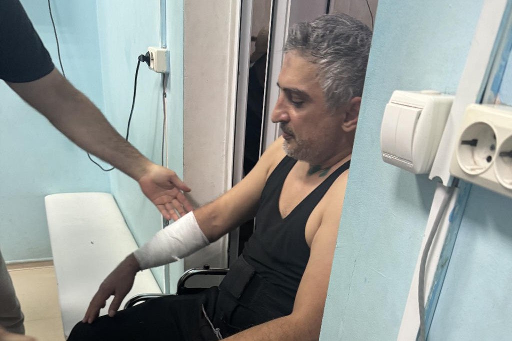 Адвокатская палата Дагестана заявила о нападении на адвоката Заура Кайтуева, которое, по ее данным, совершили неустановленные сотрудники Центра противодействия экстремизму ЦПЭ МВД по республике. В связи с инцидентом подано заявление в Следственный комитет, а состояние пострадавшего вызывает опасения. В официальном сообщении на сайте палаты указано, что в отношении Кайтуева совершены «нападение, похищение, нанесение увечий и препятствование осуществлению профессиональной деятельности». Заявление направлено в следственный отдел по Советскому району Махачкалы № 264 от 20.06.2025 . По данным палаты, следователь назначил судебно-медицинскую экспертизу. Сейчас решается вопрос о госпитализации адвоката: у него зафиксированы ухудшение состояния, головные боли и спазмы в ногах. Фото: Адвокатская палата Дагестана