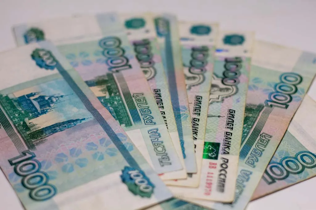 Банковские сбережения жителей Адыгеи выросли почти на 20 за год К 1 апреля 2026 года сумма средств на счетах жителей республики составила 87 1 млрд рублей Темпы роста в Адыгее выше чем в среднем по ЮФО и по России Наибольшую долю занимают сбережения граждан 61 7 млрд рублей Депозиты юрлиц выросли на 34 5 средства ИП на 20 Кредитный портфель жителей достиг почти 111 млрд рублей увеличившись на 10 2 Задолженность по ипотеке выросла на 22 а по потребкредитам практически не изменилась MAX VK