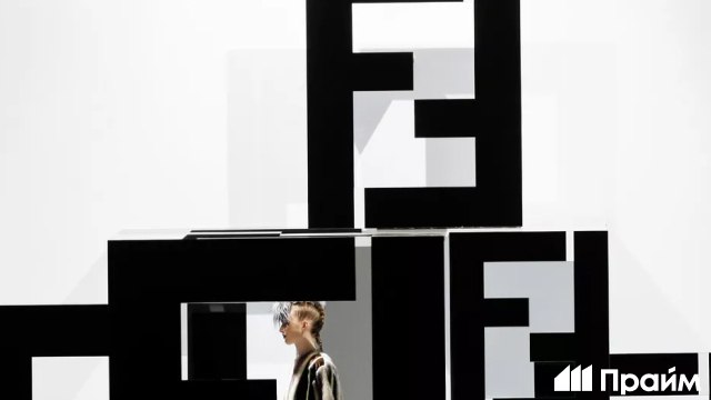 Fendi зарегистрировал два товарных знака в России Теперь модный дом может распространять упаковочные коробки золотого цвета с названием бренда а также продавать сумки одежду аксессуары и обувь в фирменном сочетании черного и темно коричневых цветов Подписывайтесь на ПРАЙМ в MAX