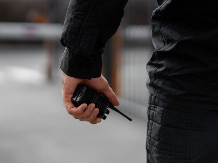В Минтуризма Башкирии — проверка. Но всё «в порядке», как всегда.  С утра в ведомство зашли силовики — проверяют документы, связанные с нацпроектом «Туризм и гостеприимство» и деятельностью АНО «Центр развития туризма».  Глава минтуризма Зухра Гордиенко заявила: «Все на рабочих местах, документы уносят, всё нормально». Ну конечно, если уносят — значит всё в порядке.  Тем временем, прокуратура передаёт в суд дело против владельцев турфирм «Урал-Тенгри» и «Тенгри» — по версии следствия, они получили 27 миллионов рублей, подкрутив данные для субсидий по нацпроекту.  Связаны ли эти два события — «пока неизвестно». Но, как говорится, если в лесу началась охота, лучше не быть лисой с деньгами от государства.  Башкирский туризм, похоже, развивается настолько бурно, что скоро нас повезут в суд — на экскурсию.  Инсайдер Башкортостан   Написать нам  Инсайдер Башкортостан ВК