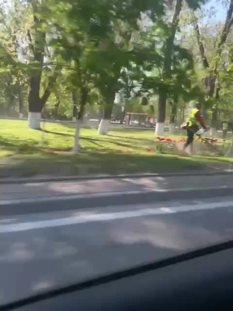 В Ростове и Орле обновляют цветочные композиции к празднику
