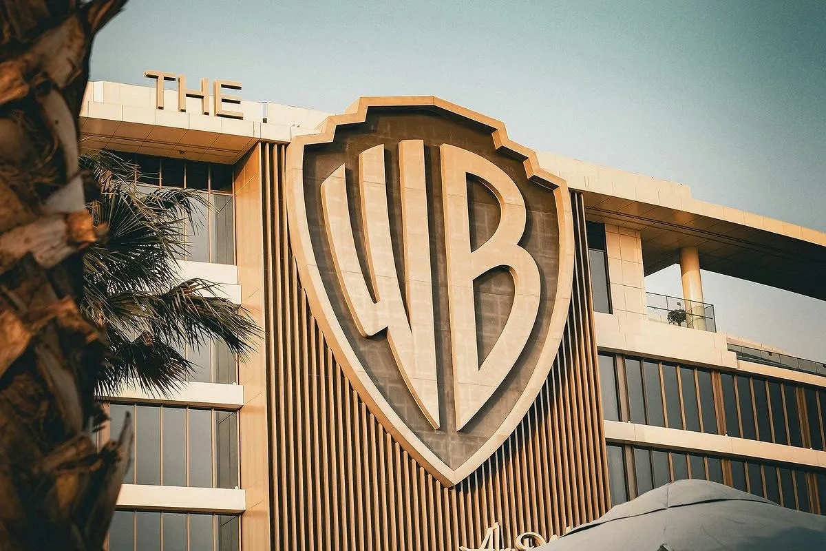 Более 1000 голливудских звезд подписали письмо против поглощения Warner Bros Discovery компанией Paramount Skydance В нем говорится о подрыве целостности независимости и разнообразия а также о важности конкуренции для здоровой экономики и демократии Среди подписавших Хоакин Феникс Бен Стиллер Кристен Стюарт Адам МакКей Дени Вильнев Джей Джей Абрамс Джейн Фонда Марк Руффало Лин Мануэль Миранда и другие Больше новостей в Daily News VK
