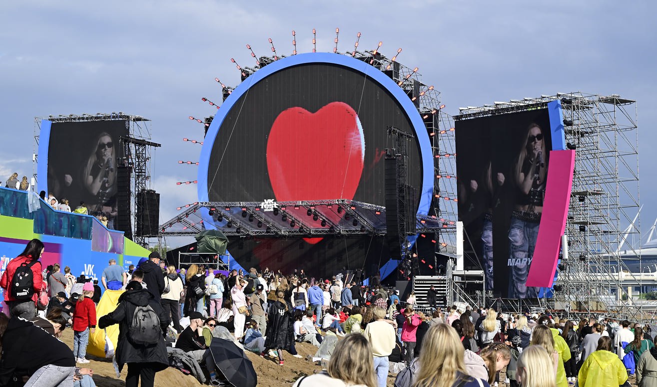 Соцсеть ВКонтакте объявила даты проведения VK Fest в Петербурге Социальная сеть ВКонтакте анонсировала даты проведения VK Fest в Санкт Петербурге и других городах России на 2026 год Организаторы обещают расширение географии мероприятия Северная столица примет фестиваль 4 и 5 июля В Москве мероприятие пройдет 18 и 19 июля в Сириусе 11 июля Всего в 2026 году VK Fest состоится в пяти городах страны еще два населенных пункта и участники будут объявлены позже В 2025 году VK Fest прошел 5 и 6 июля Фото Алексей Смагин Коммерсантъ kommersant spb