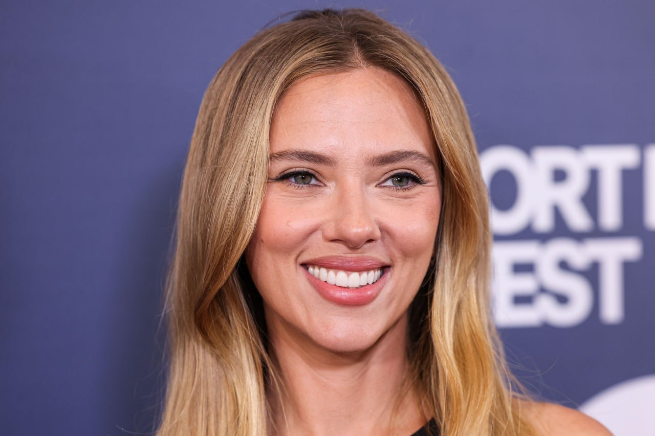 Скарлетт Йоханссон готовится сыграть в сиквеле Бэтмена Мэтта Ривза Детали сюжета держатся в секрете Роберт Паттинсон вновь исполнит главную роль Зои Кравиц в фильме не появится сообщают источники Deadline Съемки второго Бэтмена начнутся весной а его выход намечен на 1 октября 2027 года Фото Image Press Agency Легион медиа Кинопоиск Новости