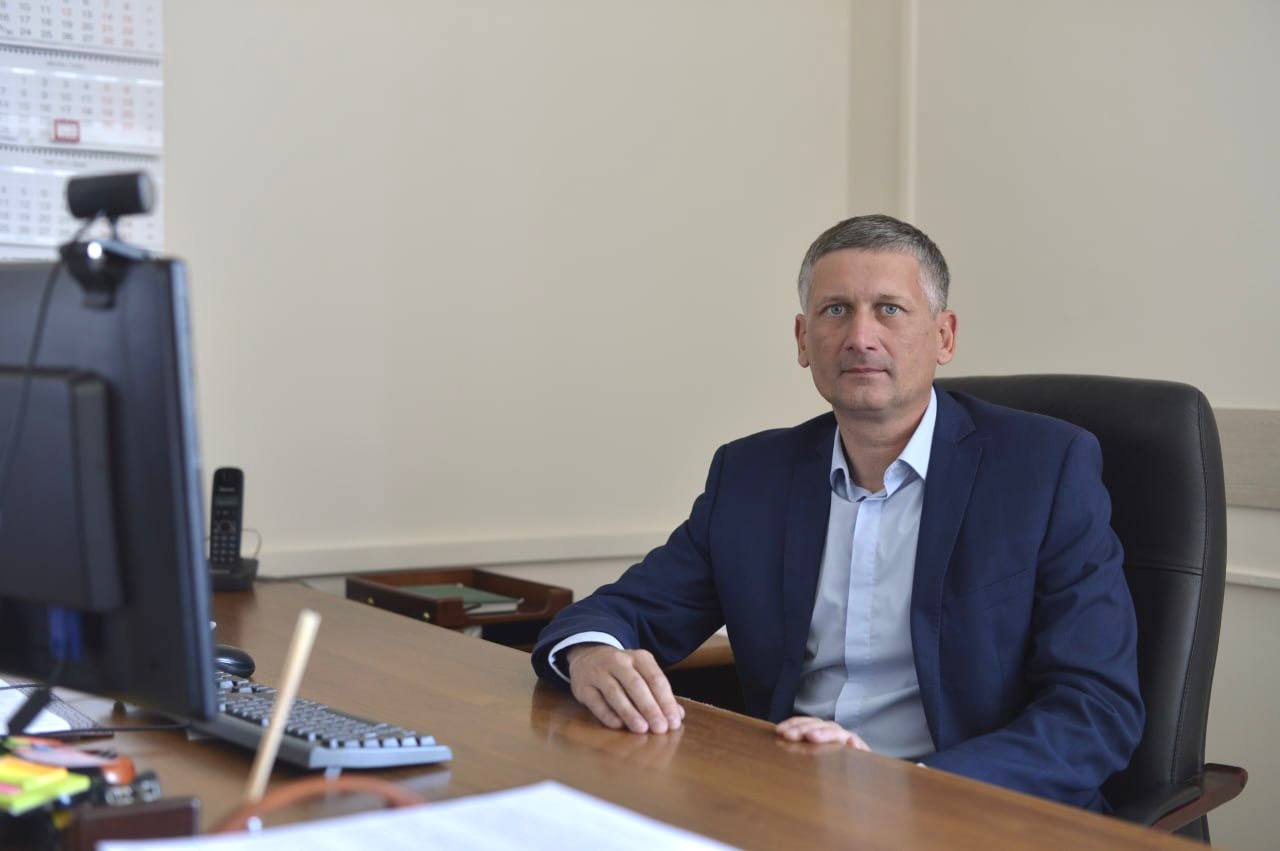 В Минпромторге Бурятии новое назначение Замминистром промышленности, торговли и инвестиций Бурятии — председателем комитета торговли стал Дмитрий Серебряков. Указ подписал Глава Бурятии Алексей Цыденов. Дмитрий Васильевич начал свою карьеру в администрации Улан-Удэ. Работал в структурных подразделениях администрации Улан-Удэ и Правительства Бурятии. С 2012 по 2024 года возглавлял отдел лицензирования в Минпромторге Бурятии. С мая 2024 года работал в комитете по транспорту, потребительскому рынку и предпринимательству администрации Улан-Удэ начальником отдела предпринимательства и развития инфраструктуры потребительского рынка. За время работы награжден грамотами и благодарственными письмами органов власти, медалью Республики Бурятия «По зову долга и сердца».
