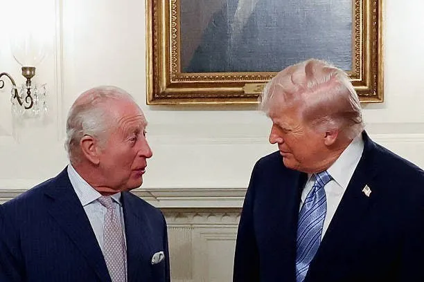 Трамп и британский король Карл III приходятся друг другу дальними родственниками утверждает газета Daily Mail ссылаясь на исследование проведенное по заказу издания Детальное исследование от Daily Mail показало что они имеют общего предка а именно третьего графа Леннокса правнука короля Шотландии Якова II утверждает издание Газета приводит генеалогическое древо общих предков Трампа и утверждает что они приходятся друг другу 16 юродными братьями Подробнее читайте в РИА Новости Америка в МАХ