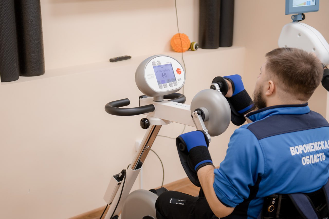 В региональном правительстве приняли решение разработать областную программу развития адаптивной физической культуры Перед этим специалисты сделают анализ сколько в регионе людей с тяжелыми травмами какие виды физической активности им будут полезны какие площадки и оборудование нужно готовить в первую очередь в каждом муниципалитете Губернатор Александр Гусев отметил что социальные объекты здравоохранения образования социальной защиты и спорта должны быть готовы к приему людей с ограничениями по здоровью Тем более что среди таких людей есть настоящие герои участники специальной военной операции Наша цель чтобы каждый кому необходимо вернуться к полноценной активной жизни ощущал на себе заботу государства заявил Александр Гусев Мы в Мах